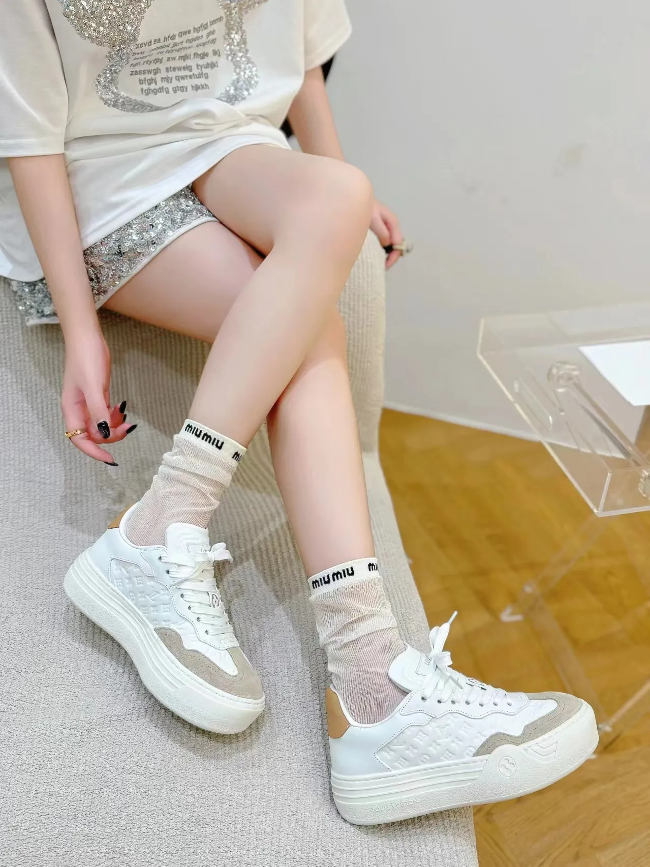 👟👟Ex-factory price 620👟👟Men's size +10 Same style for men and women🔥🔥𝐋𝐕 𝐃𝐢𝐬𝐜𝐨𝐯𝐞𝐫𝐲 2024 new sports shoes thick sole casual ❗️❗️ original purchase development and production LV Discovery lace-up shoes were unveiled at Louis Vuitton's fourth show. They are made of technical mesh fabric and metallic synthetic materials to create a streamlined design. Brand elements embellish the upper and lightweight rubber outsole, with technical shoelaces. Fabric: Original imported cowhide + technology mesh Inner lining: Original customized breathable mesh Sole: Original molded ultra-light rubber foam material Bottom thickness: 5.5CM Size: Women's 35-41 (41 customized), Men's 39-46, (45-46 customized)